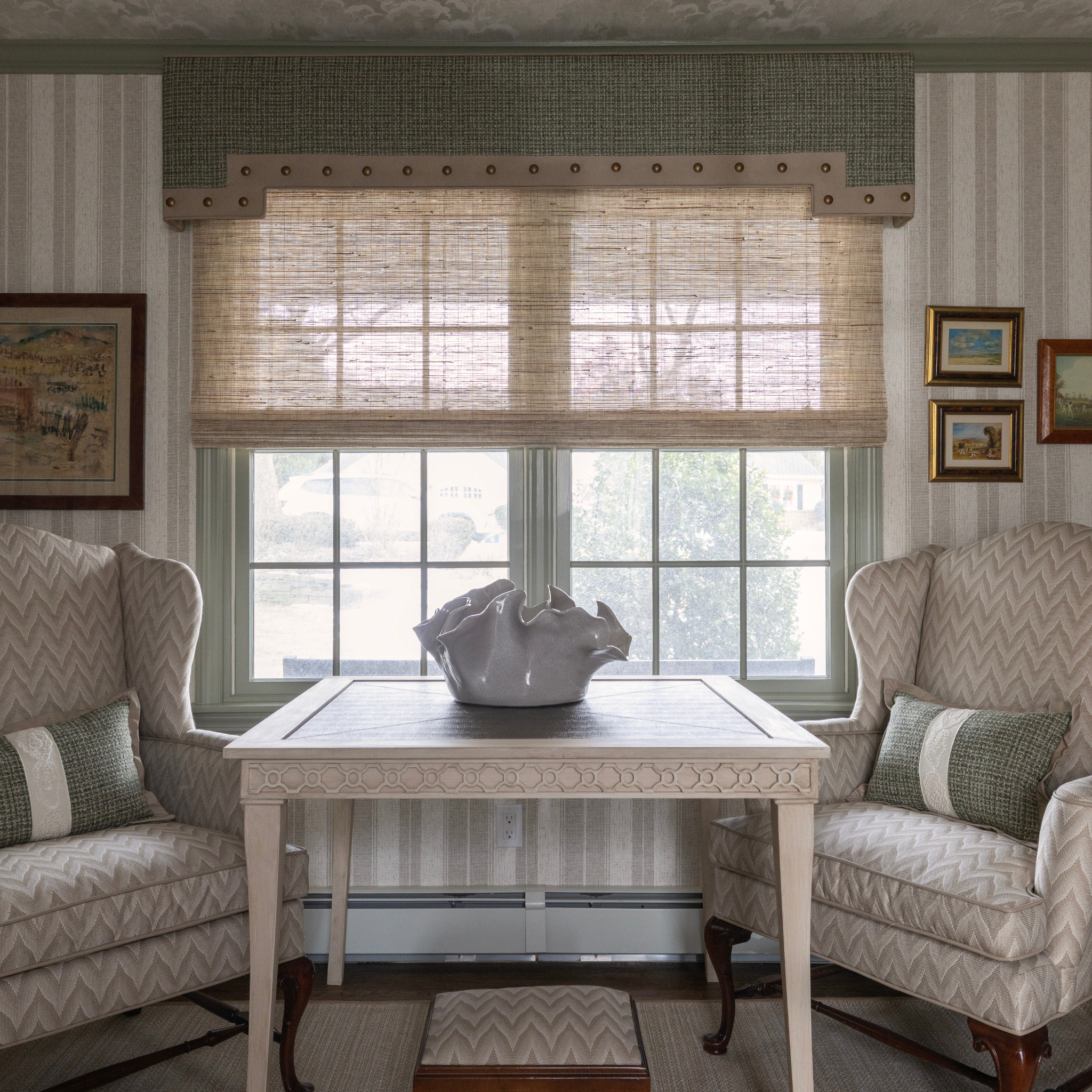 Living room with two armchairs, a coffee table, and decorative elements.